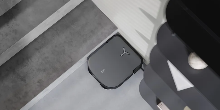 Представлений робот-пилосос Ecovacs Deebot X2 Omni, який здатний забиратися в кути