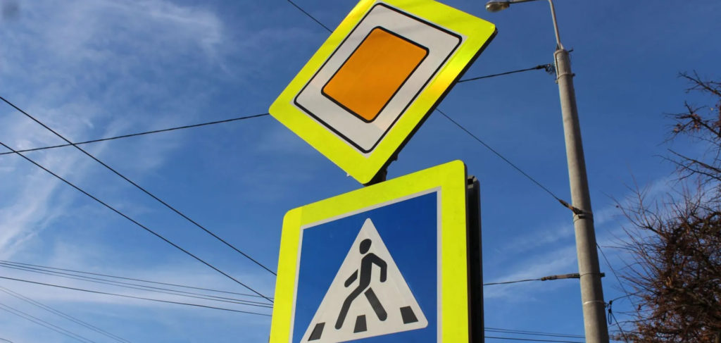 Назвали дорожні знаки, через які в Україні часто карають водіїв