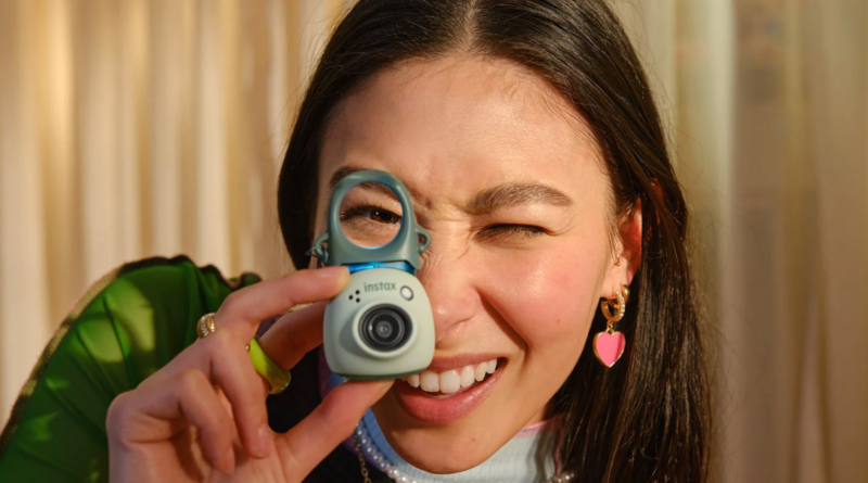 Fujifilm представила дуже маленьку камеру Instax Pal з фотопринтером у комплекті