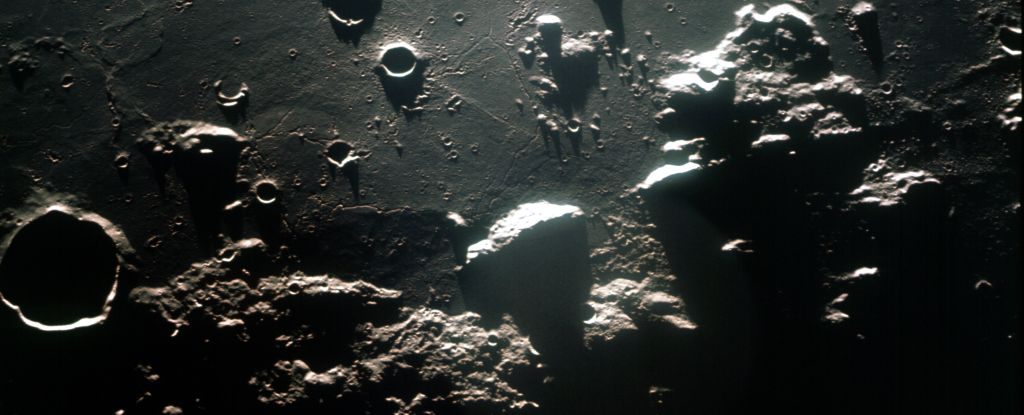 Місячні кратери можуть містити набагато менше льоду, ніж ми сподівалися