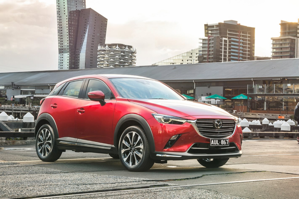 Mazda оновила популярний хетчбек та міський кросовер