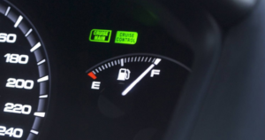 Чому не варто заправляти автомобіль “до повного”: водіям назвали 2 причини