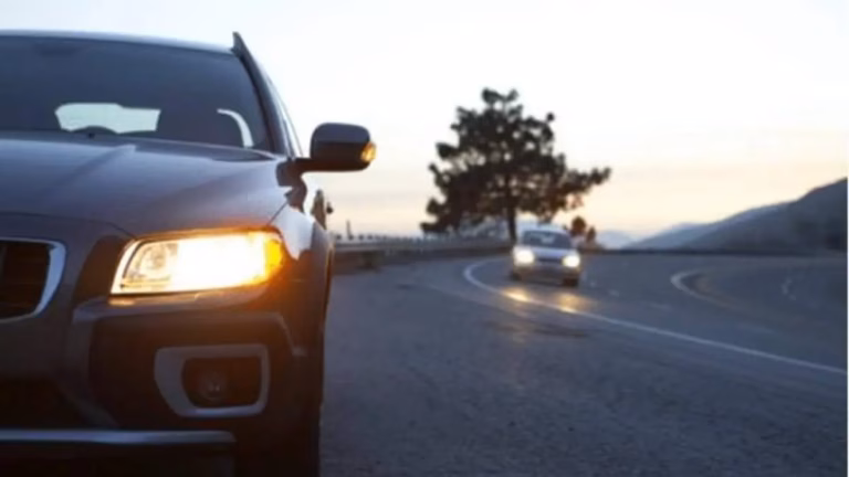 Коли водіям в Україні потрібно вмикати ближнє світло фар вдень