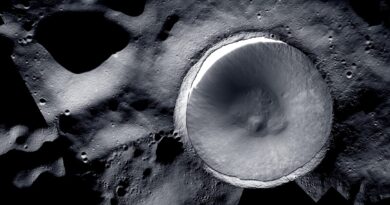 NASA показало фото місячного кратера, який не бачив світла мільярди років
