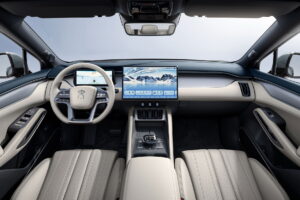 BYD показав інтер'єр крос-купе, яке кине виклик Zeekr 001