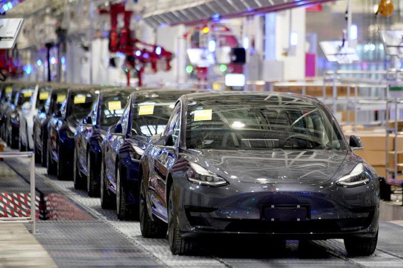 Tesla скоротила поставки автомобілів