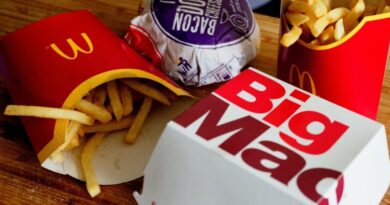 Співробітниця McDonald’s показала, як готується популярна їжа (відео)