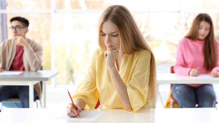 Вища освіта підвищила ризик депресії та тривоги, - дослідження