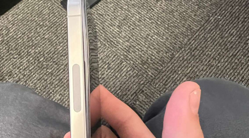 Користувач iPhone 15 Pro повідомив про проблему з роздутим акумулятором