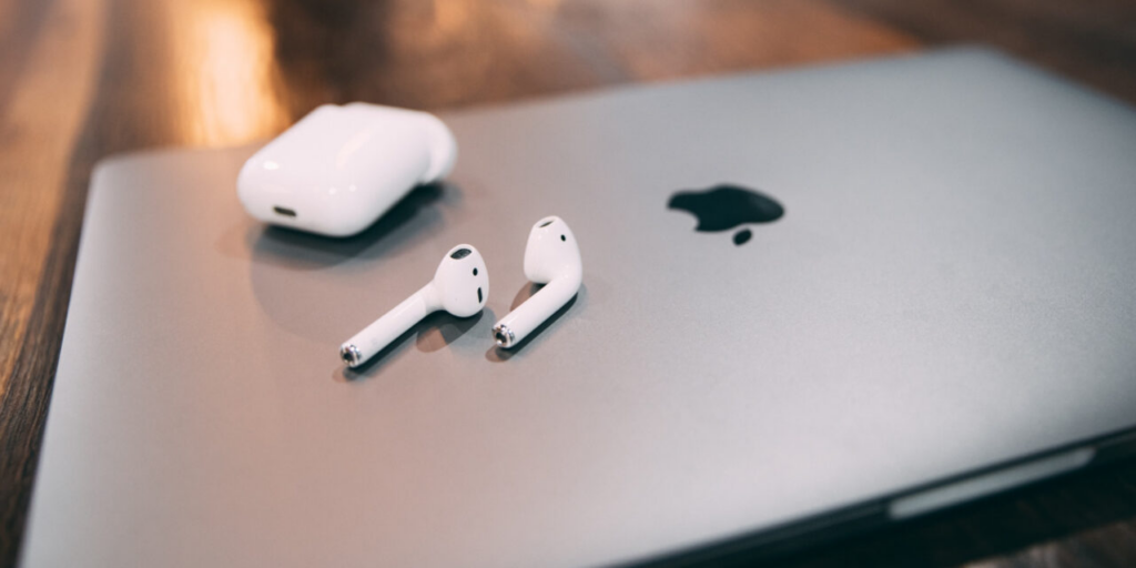 Apple готує бюджетний MacBook і дві версії AirPods 4