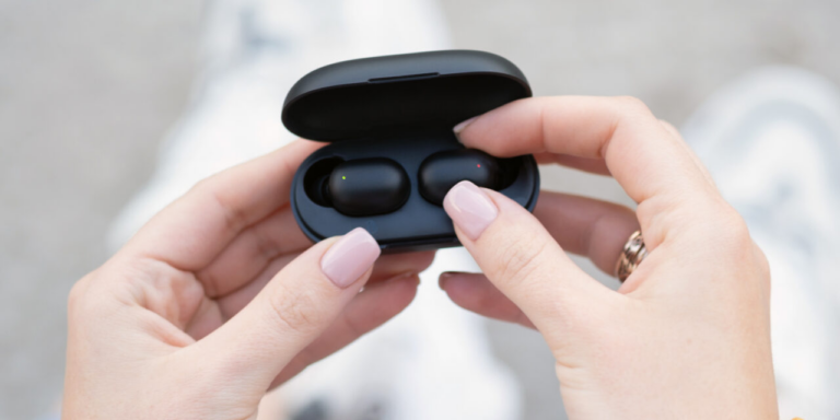 Чому один бездротовий навушник розряджається швидше за інший