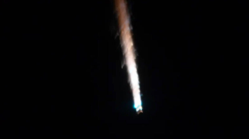 Астронавти МКС сфотографували згоряння російського вантажного корабля в атмосфері Землі (фото)