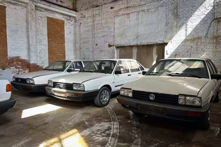 На китайському складі виявили п'ять нових седанів Volkswagen Santana 2012 року випуску