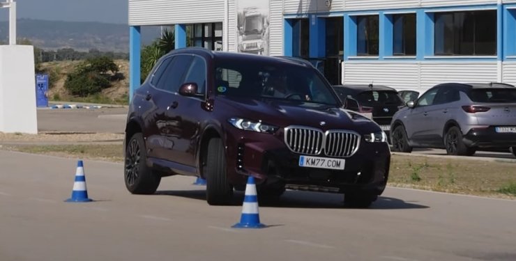 Оновлений кросовер BMW X5 провалив тест на керованість (Відео)