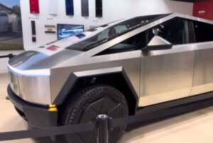 Ілон Маск розповів, що Tesla Cybertruck уже надходять в автосалони