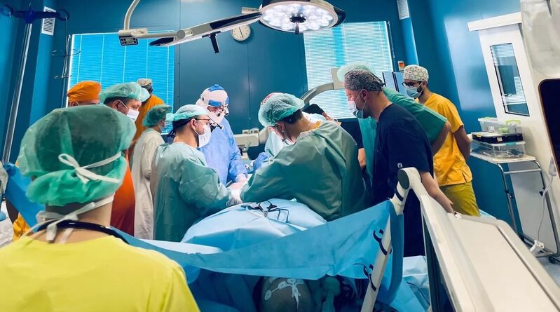 У Львові виконали рідкісну операцію — пацієнтці з раком кісток пришили ногу задом наперед (фото)