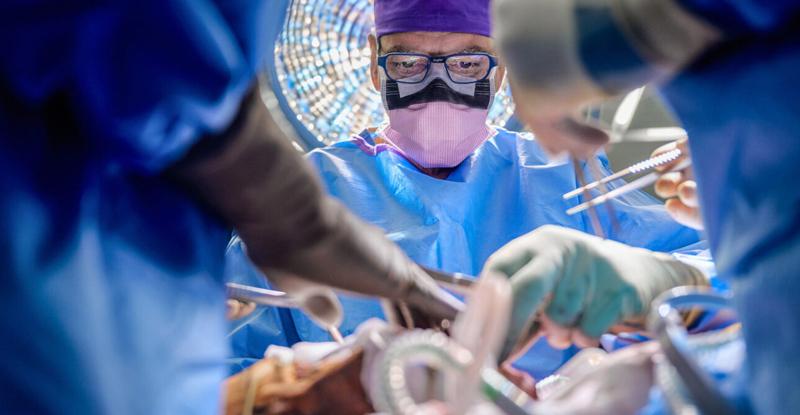 Вперше у світі провели успішну операцію з трансплантації людського ока
