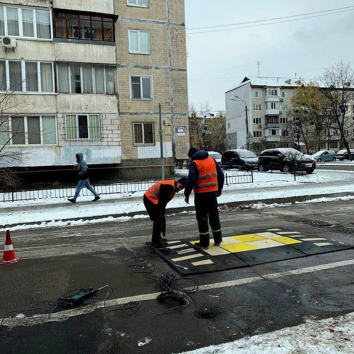 В Києві встановили експериментальний “лежачий поліцейський” (Фото)