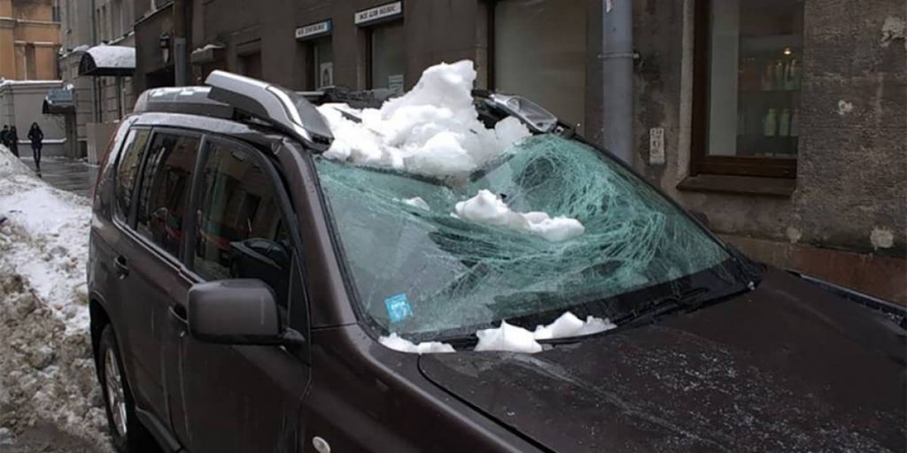 Де не можна залишати авто взимку: водіям нагадали два небезпечних місця