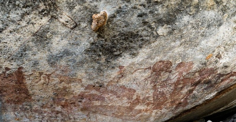 Моторошні фігури з величезними головами знайшли намальованими в скельному притулку в Танзанії