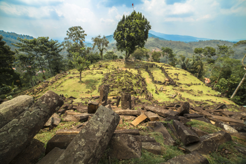 Гігантська піраміда, похована в Індонезії, може бути найстарішою у світі
