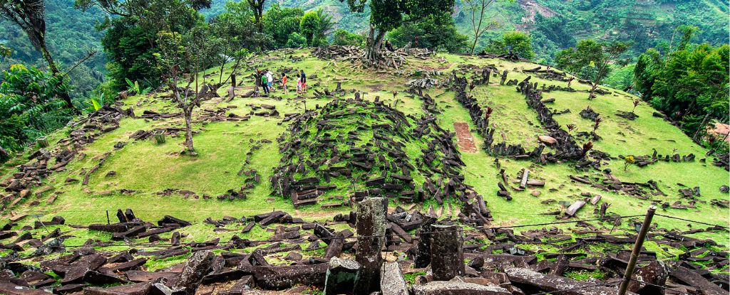 Гігантська піраміда, похована в Індонезії, може бути найстарішою у світі