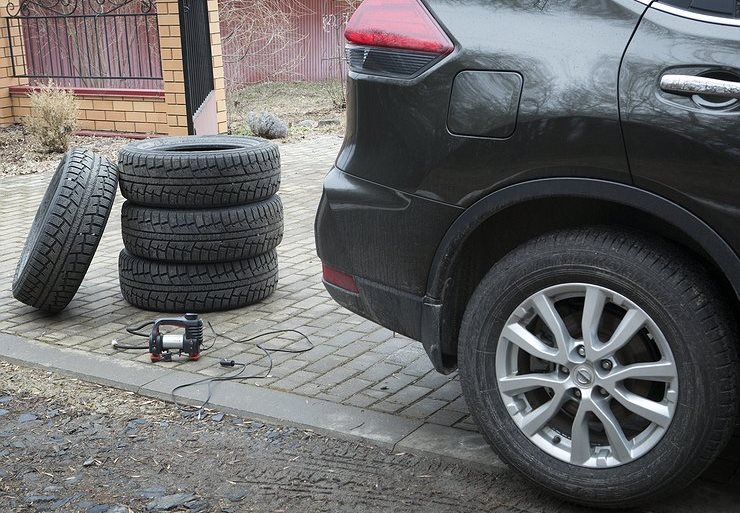 Експерти розповіли, як правильно накачувати колеса авто взимку