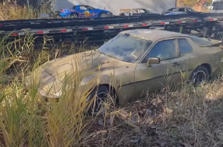 Покинутий в полі Porsche 944 отримав нове життя (Відео)
