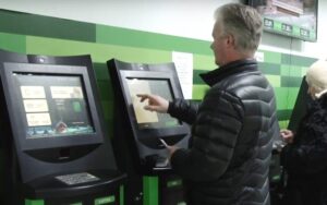 Стосується всіх: з якими сумами податкова блокує картки