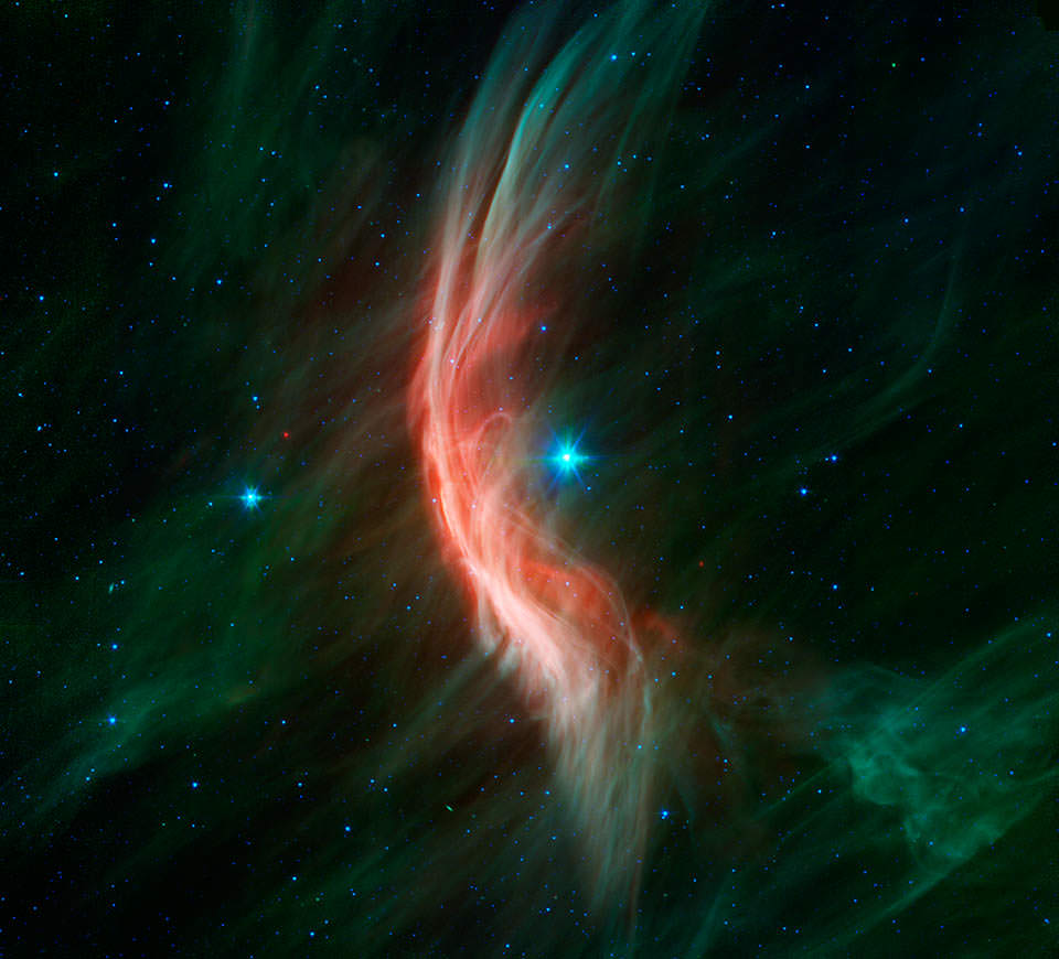 Зображення космосу телескопом, на якому видно сяючу злегка вигнуту червону смугу, яка проходить вертикально через центр зображення.  Також у центрі зображення яскраве блакитнувате світло.  Інші точки світла розкидані навколо чорного тла.