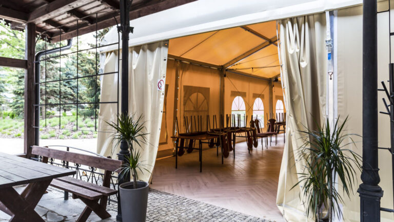 Тентові намети як зручне рішення для масових заходів