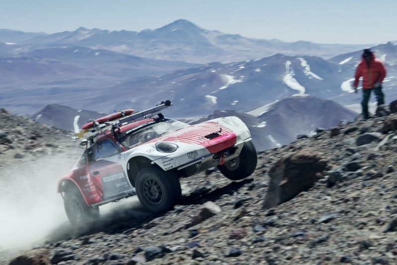 На автомобілі Porsche піднялися на рекордну висоту над рівнем моря (Фото)