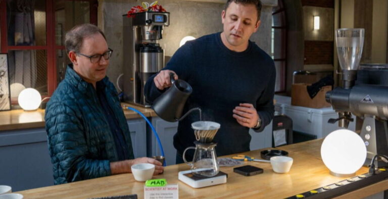 Фізики підтвердили: смак кави покращиться, якщо перед помелом збризнути зерна водою