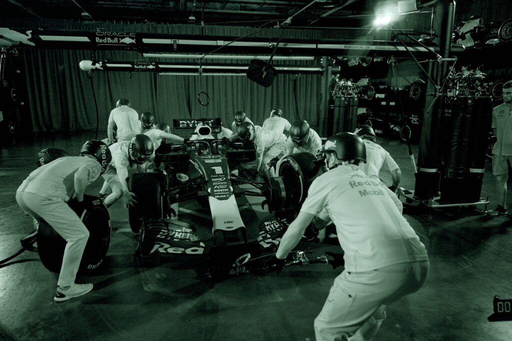 Команда Формули-1 виконала піт-стоп у повній темряві менш ніж за три секунди
