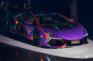 Компанія Lamborghini представила арт-версію супергібрида Revuelto