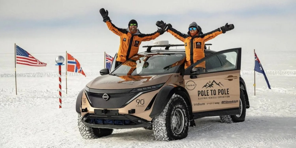 Завершилася перша в історії експедиція на електромобілі з Північного на Південний полюс