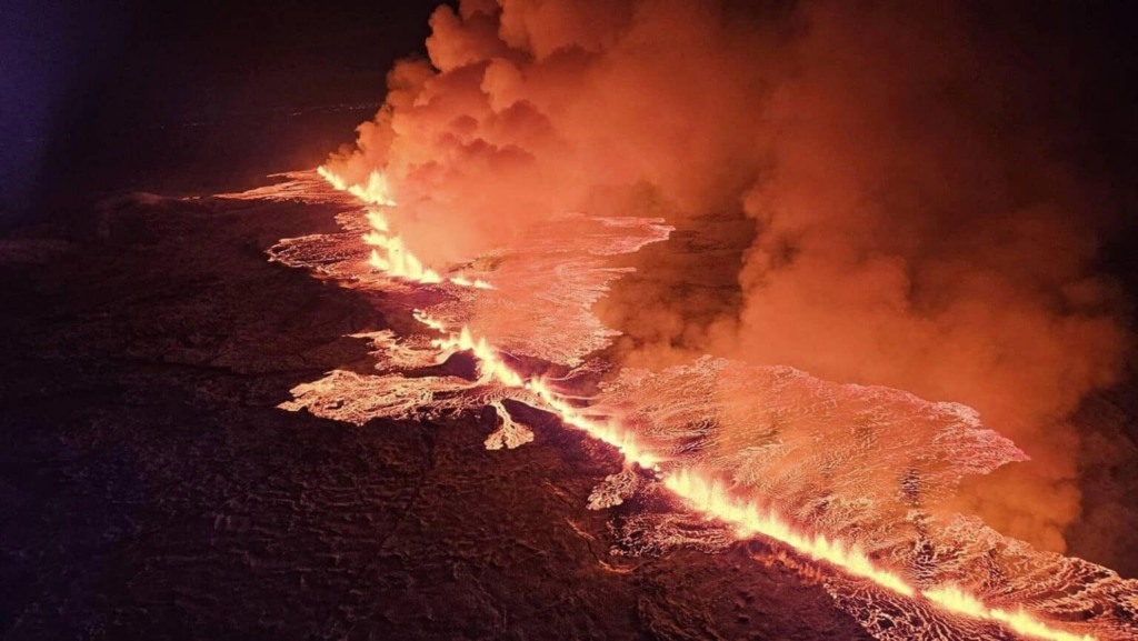 Біля столиці Ісландії прокинувся вулкан (ВІДЕО)