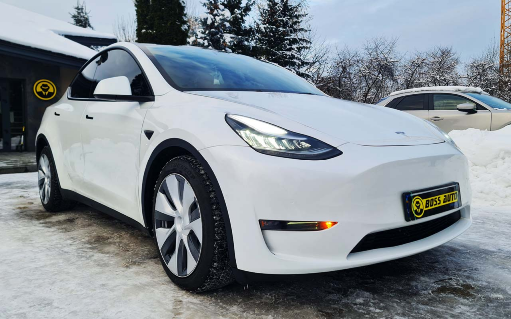 Tesla Model Y 2021: плюси та мінуси авто