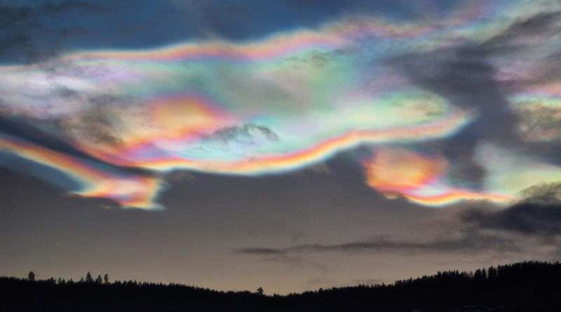 Рідкісні райдужні хмари помітили в небі над Арктикою