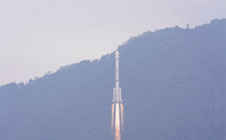 Прискорювачі китайської ракети впали поблизу житлових будинків