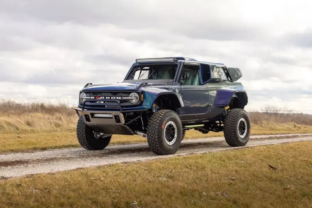 Один із 50 екстремальних Ford Bronco для перегонів бездоріжжям з'явився в продажу