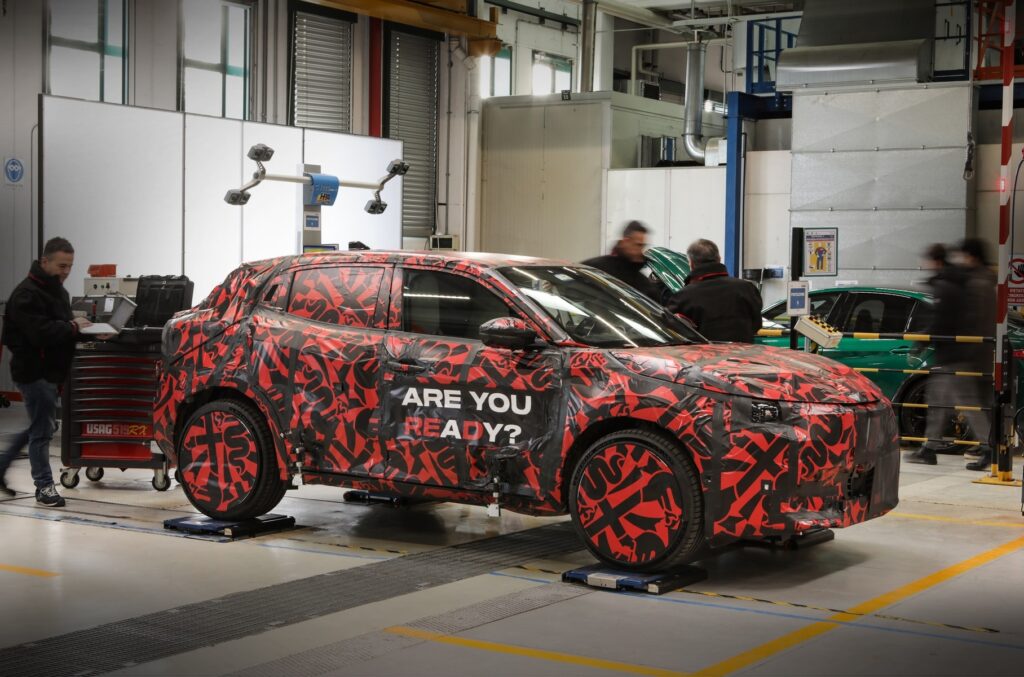 Компанія Alfa Romeo виклала в Мережу фотографії з тестів нового кросовера Milano