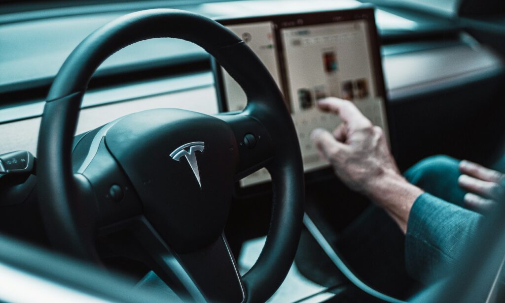 Компанія Tesla випустить новий бюджетний електрокросовер у середині 2025 року