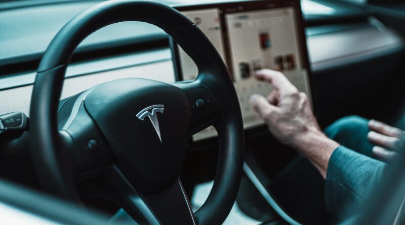 Компанія Tesla випустить новий бюджетний електрокросовер у середині 2025 року