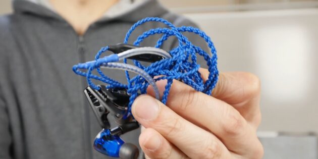 Як користуватися навушниками: не сплутуйте та не перекручуйте кабель