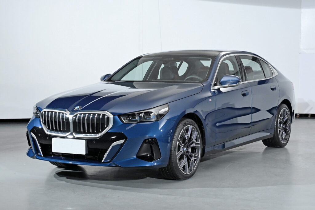 Подовжений BMW 5-Series виходить на ринок: усі ціни та комплектації