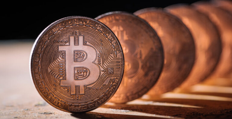 Біткоїн впав на 5% до $42,6 тис. — у 15-ту річницю свого «зародження»