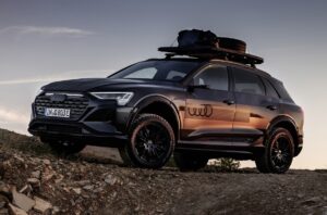 Компанія Audi випустила особливий Q8 e-tron на честь "Дакара"