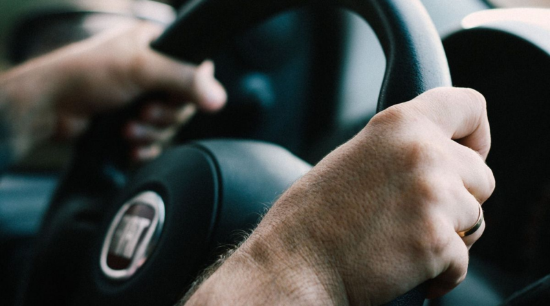 У досвідчених автомобілістів хочуть відібрати водійські права: що відомо