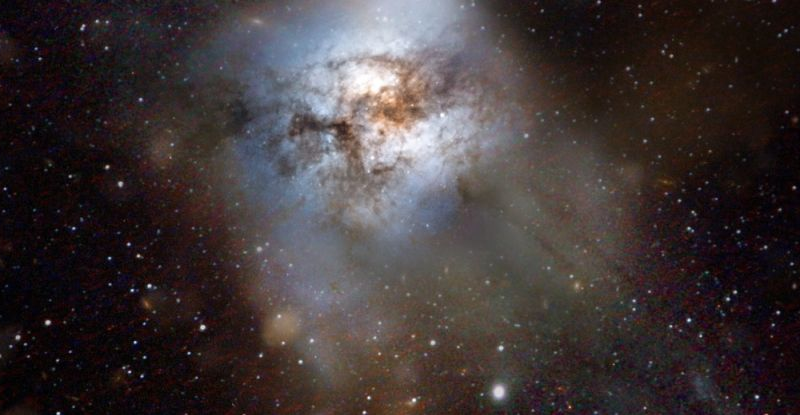 Величезна давня галактика зовсім не така, як думали астрономи спочатку